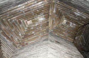 Bovedillas enjarjadas en el techo del hueco de escalera (Foto J.A. Tolosa)
