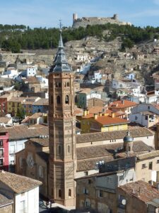 Torre e iglesia de San Andrés. Arriba, el Castillo Mayor (Foto J.M. Pinilla)