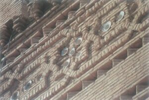 Platos de cerámica vidriada antes de la restauración de la torre. Torre de Terrer. Foto A. Sanmiguel.