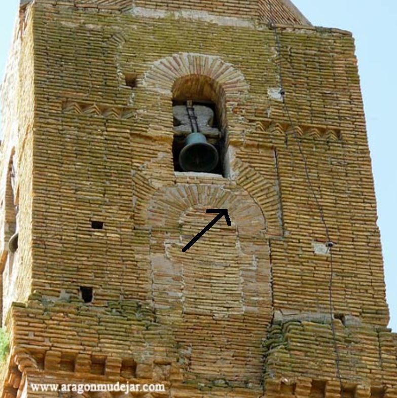 Foto anterior a la restauración de la Torre donde se observa que los ventanales se habían estrechado para colocar campanas pequeñas. Foto. J.A. Tolosa.