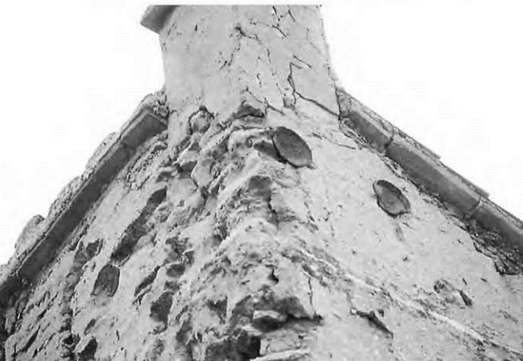 PLATOS CERÁMICOS Y MERLÓN. Villalba de Perejil. Fotografía A. Sanmiguel.