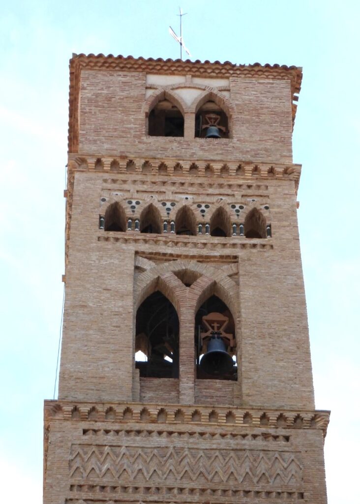 Detalle del cuerpo superior con el recrecido del siglo XVI. Iglesia de Aniñón