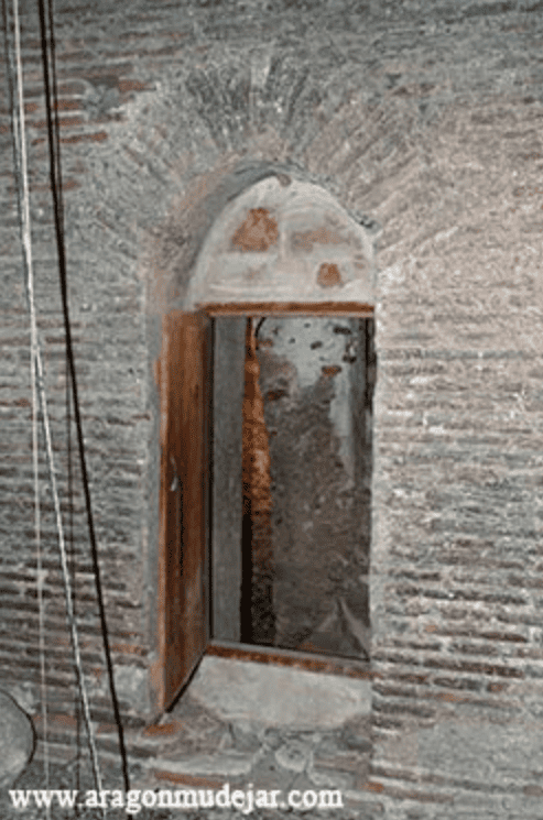 Entrada a una de las estancias vista desde el interior de la torre de ladrillo. Foto J.A. Tolosa
