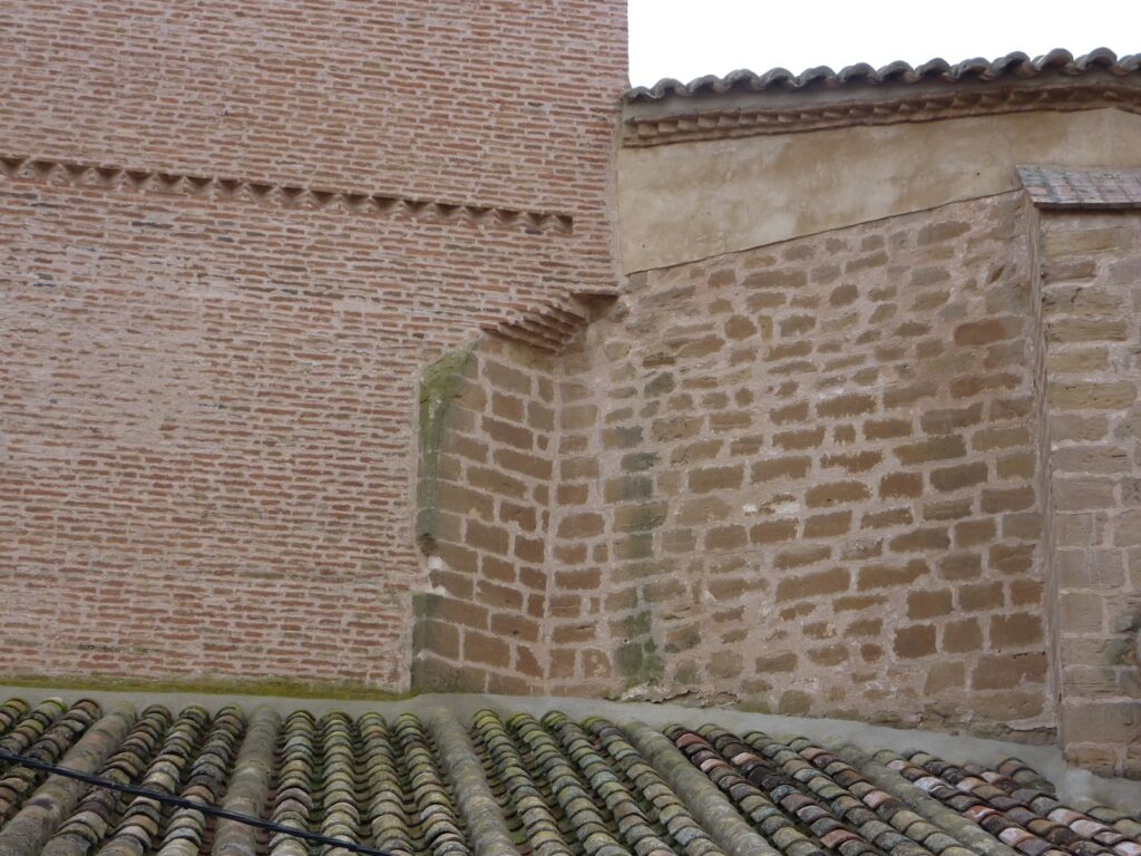 Esquina de la Torre apoyada en el contrafuerte del ábside Esquina de la Torre apoyada en el contrafuerte del ábside