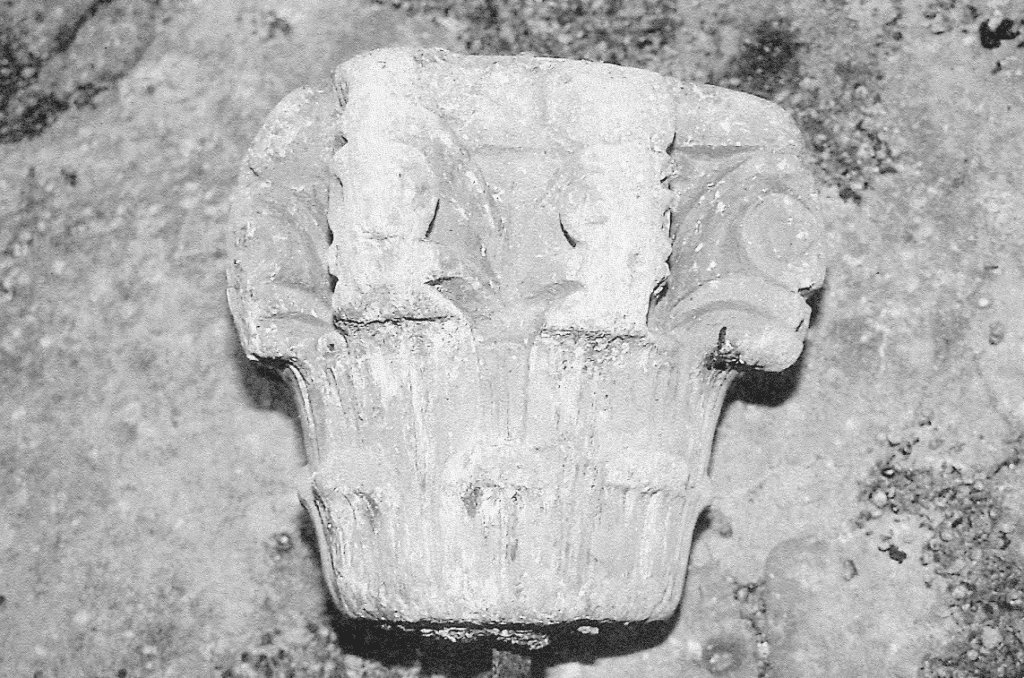 Capitel islámico hallado en el cuerpo de campanas (Foto A. Sanmiguel).
