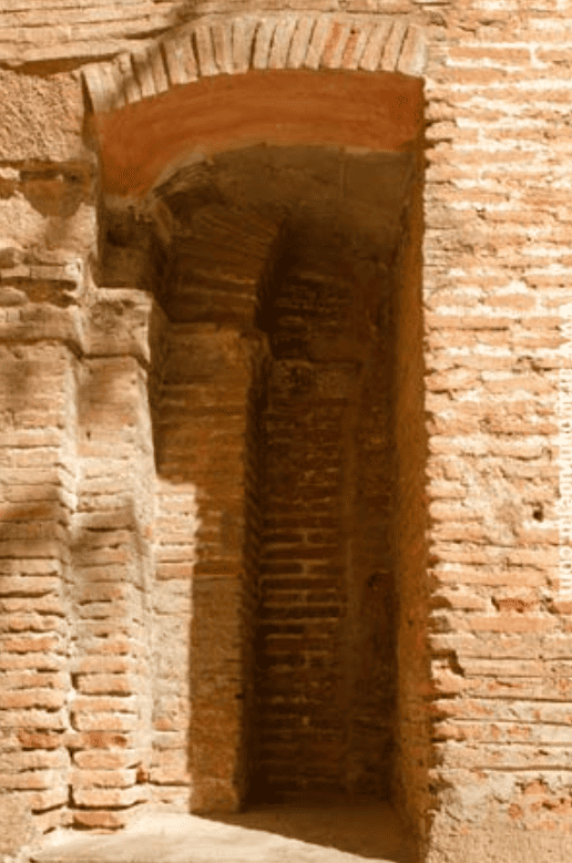 Pilastras de ladrillo en derrame (Foto J.A. Tolosa).