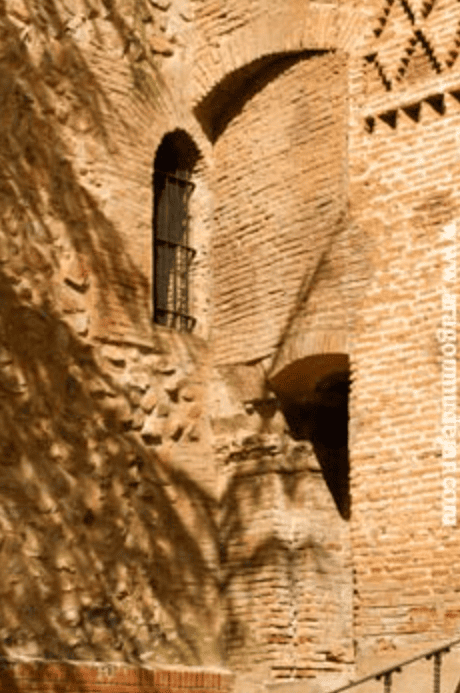 Arcos rebajados en el rincón con la torre, cobijando los restos de la antigua portada. el arco superior respeta el hueco apuntado de acceso en alto al interior de la torre (Foto J.A. Tolosa).