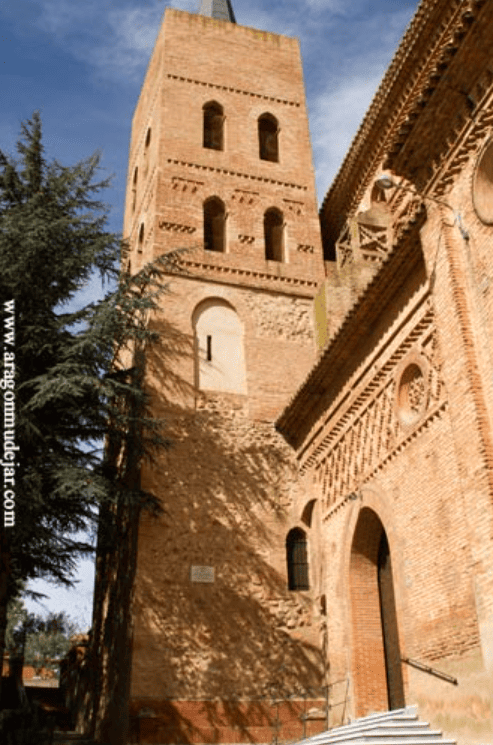 Arco de herradura en el vano tapiado y arcos apuntados túmidos en el primer nivel del campanario (Foto J.A. Tolosa)