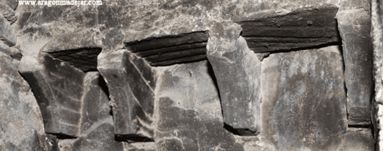 Ladrillos especiales utilizados como ménsulas y estriado en la cara inferior de los ladrillos planos (Foto J.A. Tolosa)