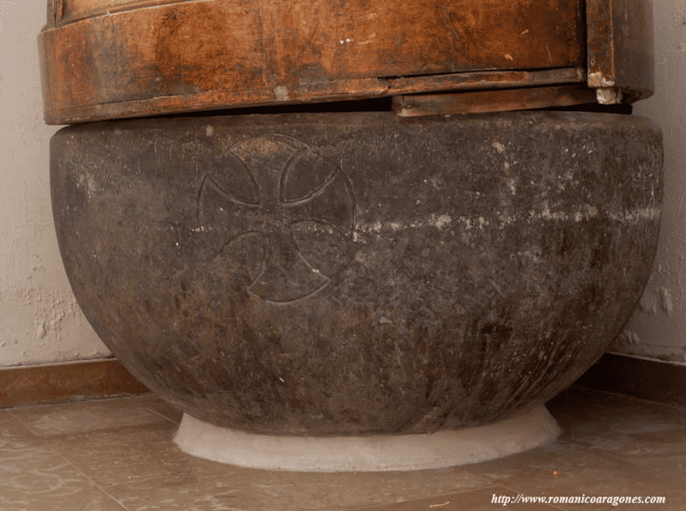 Pila bautismal románica. Foto A. García Omedes.