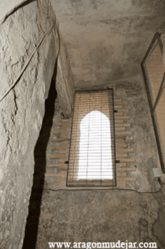 Machón central de tapial de yeso (a la izquierda) subiendo hasta la cota superior de los vanos apuntados. foto j.a. tolosa.