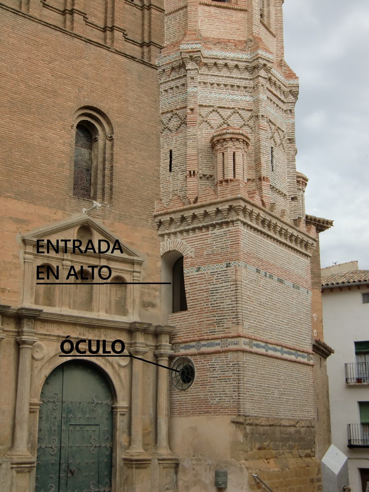 Óculo y hueco encima para entrada en alto